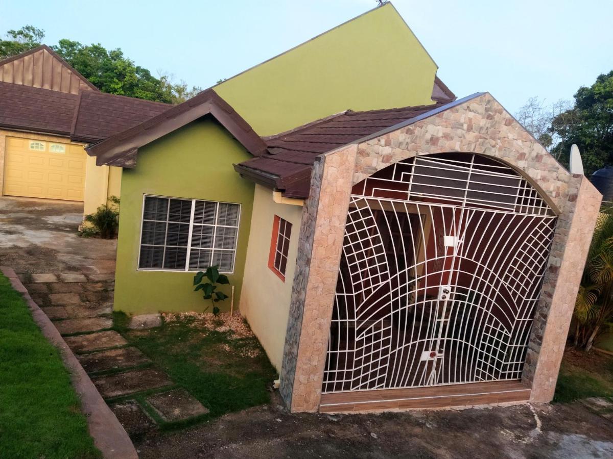 Gables Vacation Rentals With Private Gated Parking Onsite Knockpatrick 外观 照片