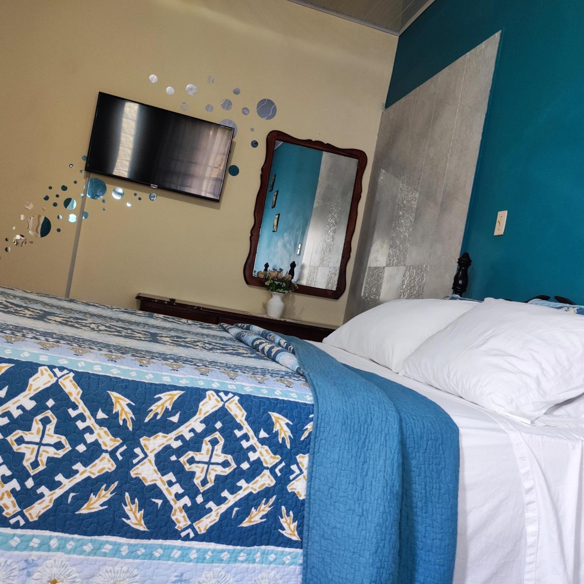Gables Vacation Rentals With Private Gated Parking Onsite Knockpatrick 外观 照片